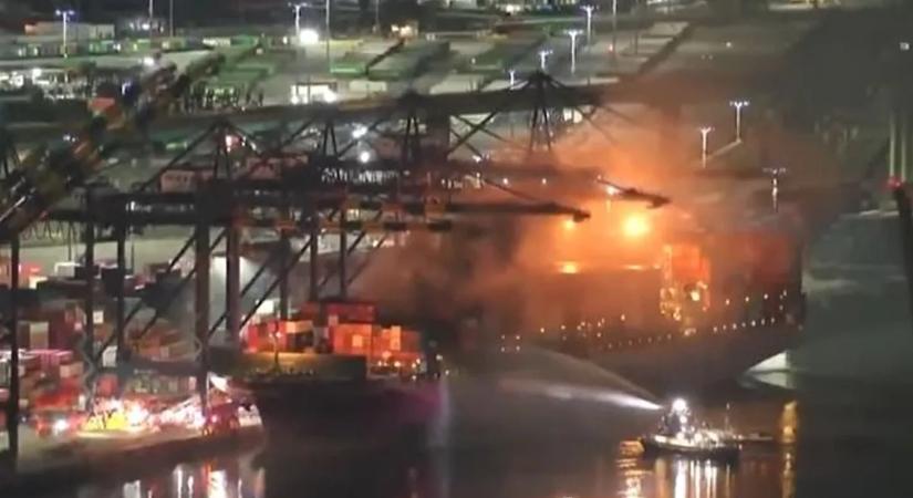 Lángokban áll egy óriási teherhajó – videón a katasztrófa