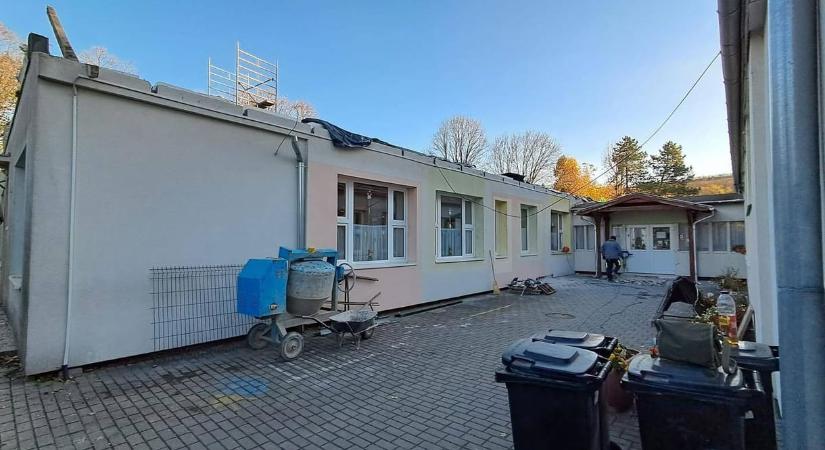 Októberben szedték le a tetőt a lábatlani óvodáról, azóta kétszer ázott be teljesen a gyerekekkel teli épület