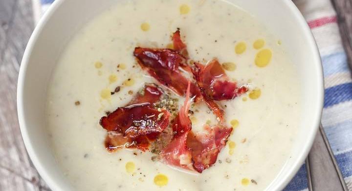 Selymes zellerkrémleves ropogós baconnel: melegítő étel a hideg napokra