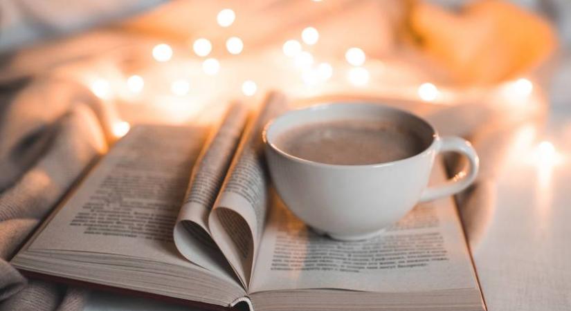 Kávézók, sütemények, izgalmas történetek - Meghitt könyvajánló az őszi estékre