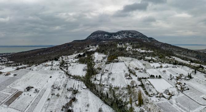 Téli ruhát öltött a Balaton