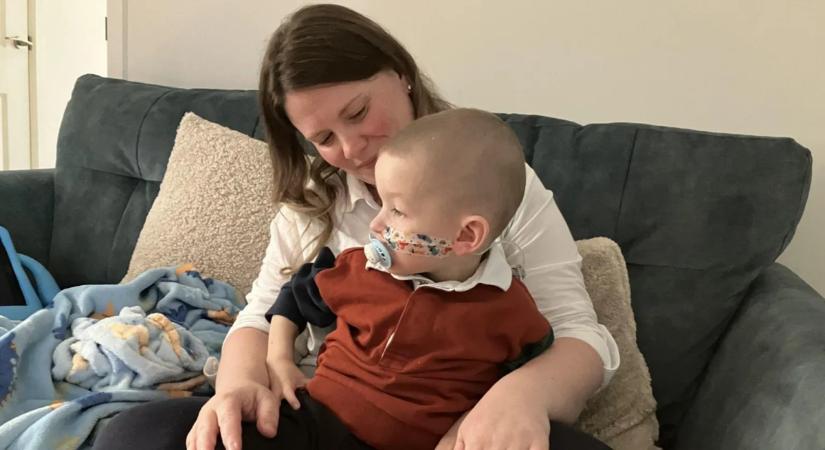 8 hónap egy kórház falai között: az anya nem engedte el hároméves fia kezét