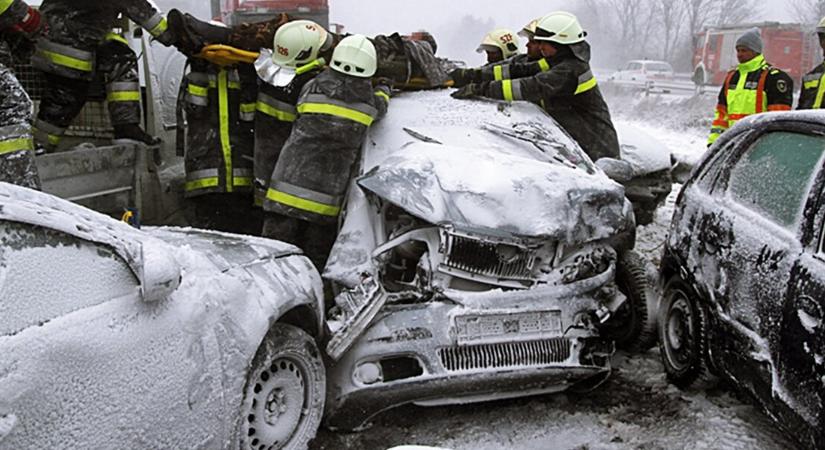 Tömegbaleset: öt autó csapódott egymásba szombat reggel, teljes káosz az autópályán