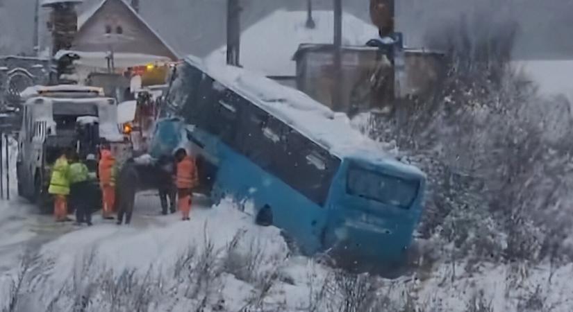 BALESET: Leesett az első hó, árokba hajtott egy autóbusz (VIDEÓ)
