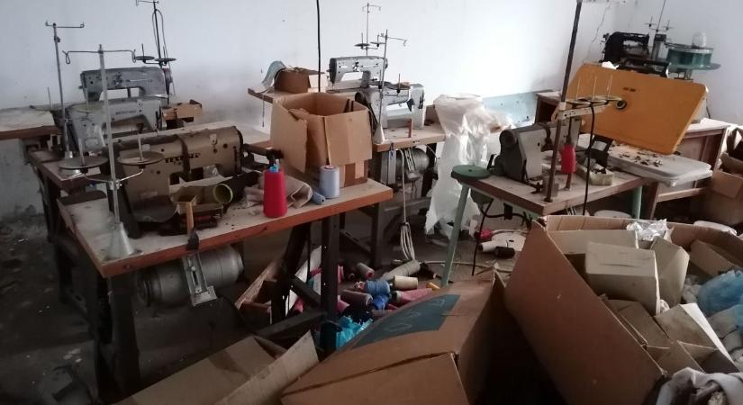 Egy varróüzem, amelyet már csak a csend őriz – Dragon Urbex újabb felfedezése Csongrád-Csanádból (galériával)