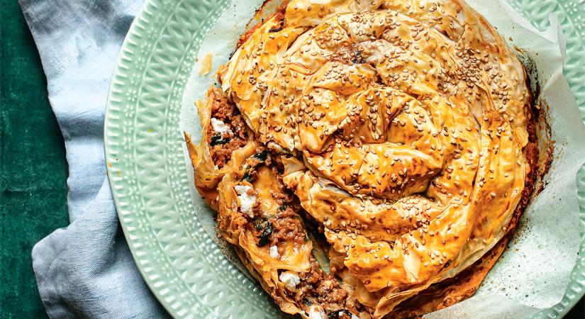 Spenótos, fetás, paradicsomos húsraguval töltött rétestekercs