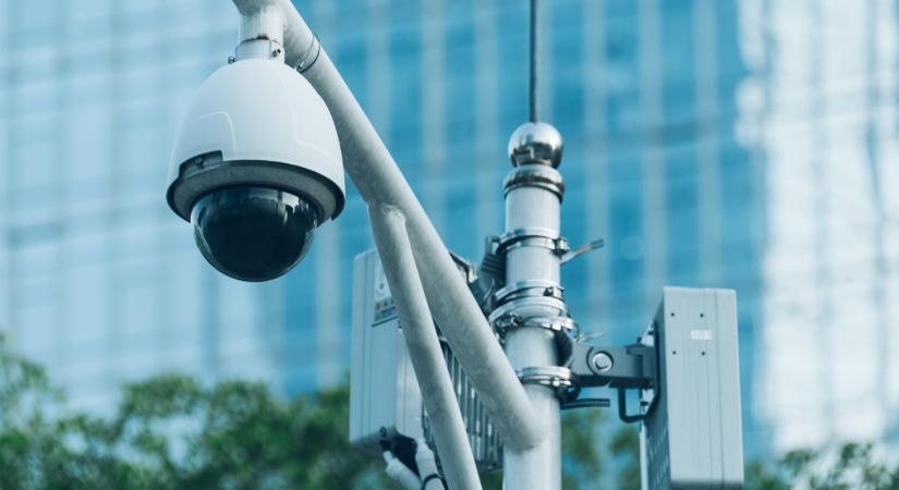 Kamerákkal figyelik, ha kilép az ajtón, mutatjuk, hol vannak a készülékek