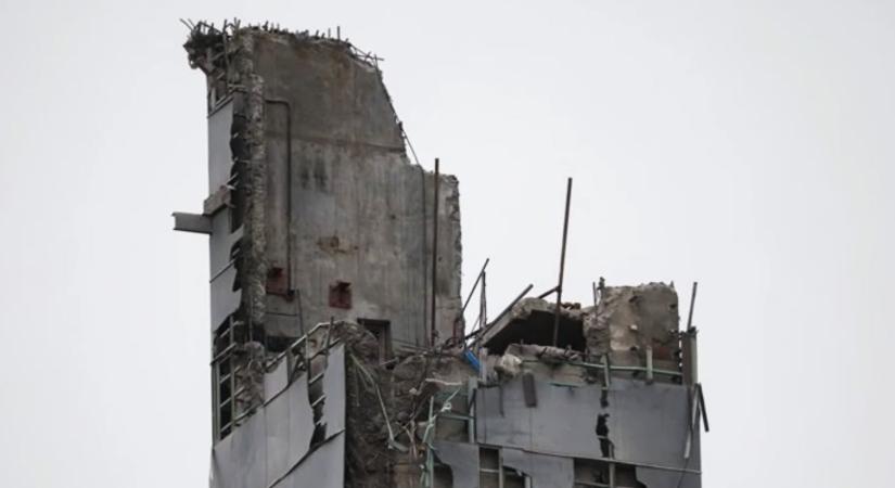 Zajlik a gigantikus orosz síközpont bontása, legutóbb ötven autó sérült meg egy újabb balesetben