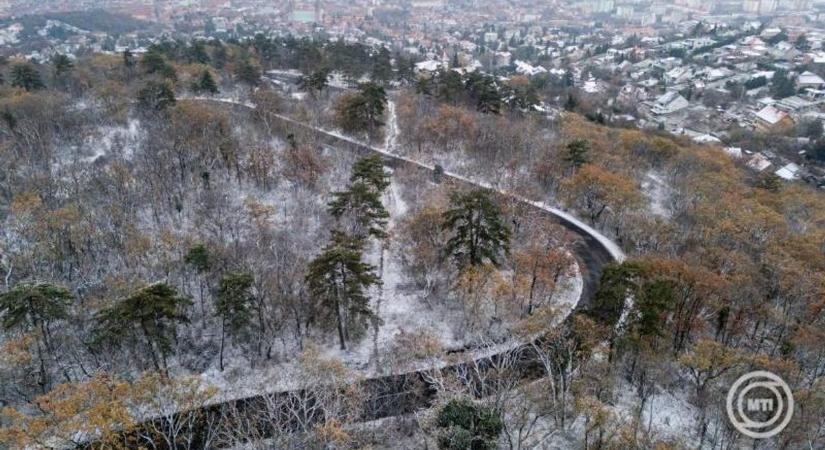 Három csodaszép fotón a behavazott Mecsek