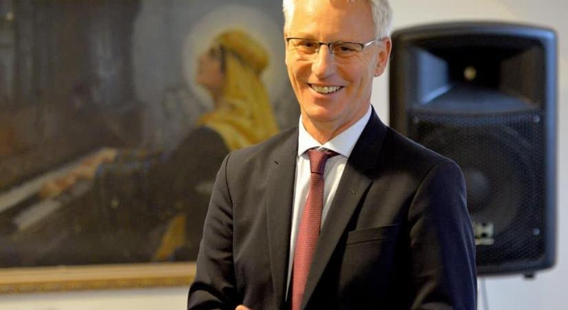 A másodfok után teljes zsákutca - a bíróság szerint rendben van, hogy az államtitkár beállója elzárja a szomszédot