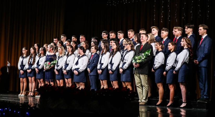 Feltűzték a szalagot a celldömölki végzősöknek is - fotók