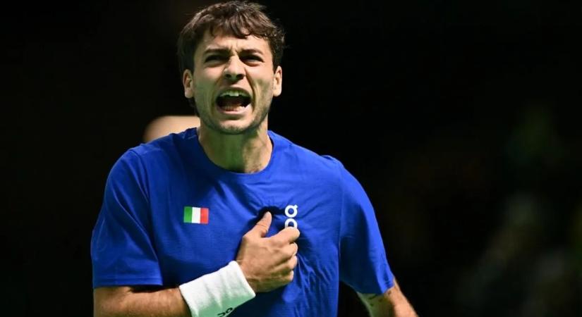 Ezt látni kell, ahogy az olasz teniszező élete legszebb napját ünnepelte - videó