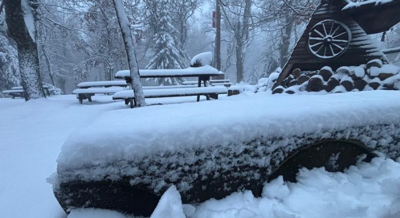 Több mint 10 centi hó hullott Dobogókőn