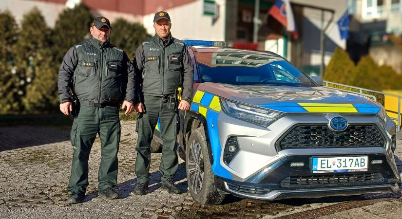 Rosszul lett vezetés közben, rendőrök mentették meg az idős férfi életét