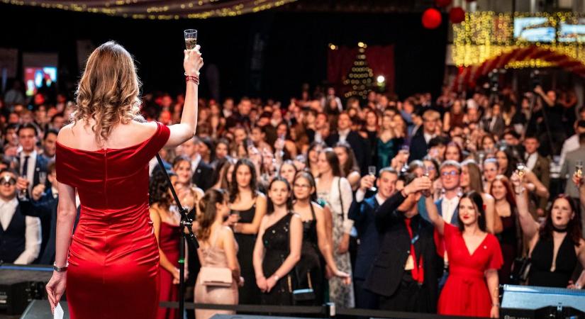 Így volt „kerek egész”: együtt ropta elsős és öregdiák a Széchenyi-egyetem gólyabálján - galéria