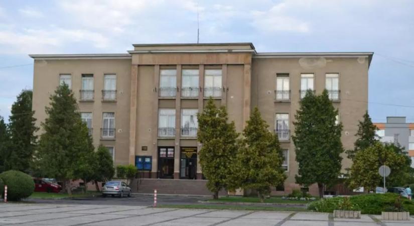 Tragédia Füleken: kiesett az ablakon a bálozó fiatal