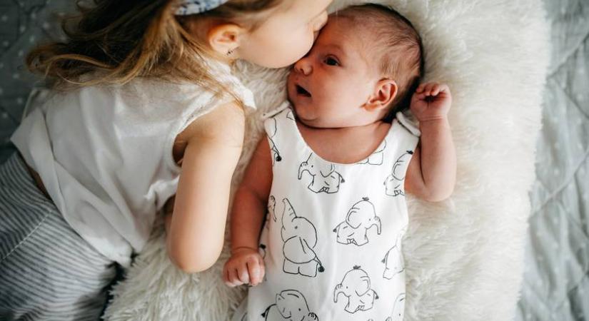 Először találkozott újszülött öccsével a kislány – Édesanyjuk óriásit nevetett azon, amit mondott