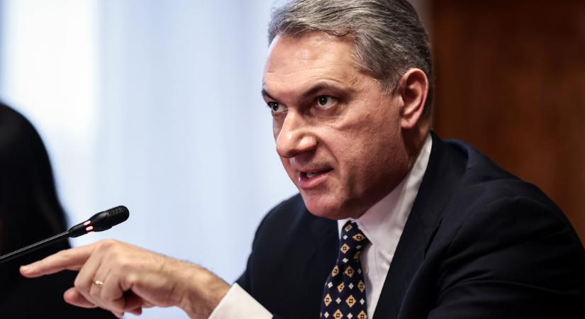 Lázár János zsebében „kinyílt a bicska”, amiért sok kritikát kapott a svájci vonatvásárlás miatt