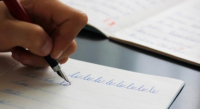 Eltűnőben a kézírás: a gyerekek jelentős része már nem tud folyóírással írni