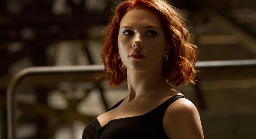 41 éves Scarlett Johansson: mutatjuk a legszexibb vetkőzéseit – Izzasztó fotókon a bombázó