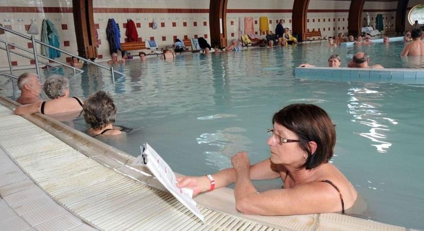 Egy medence három napra kiesik, de azért fogadja vendégeit a fürdő