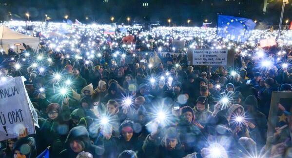 Több ezer szlovák tüntetett Fico ellen a „bársonyos forradalom” évfordulóján