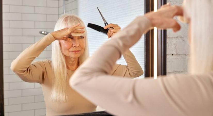 Ilyen, amikor az ősz haj fiatalít: a 70 éves nő modern, sikkes frizurára váltott