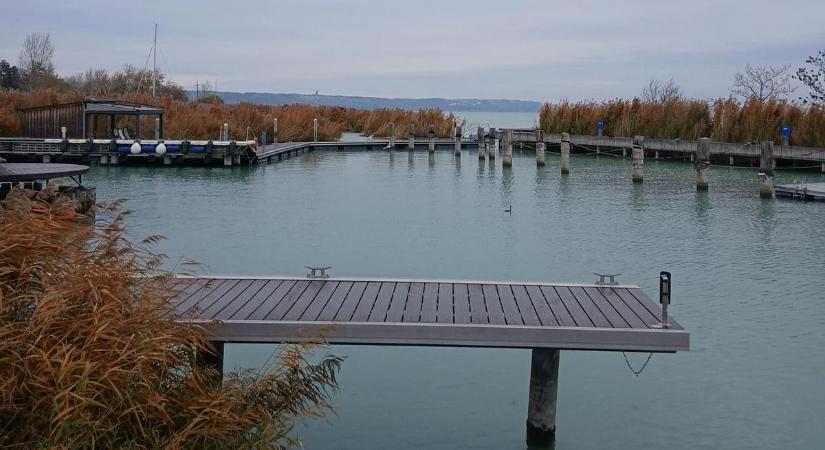 A Balaton-parton hiánycikk a hó, de az időjárás így sem barátságos ( fotók, videó)