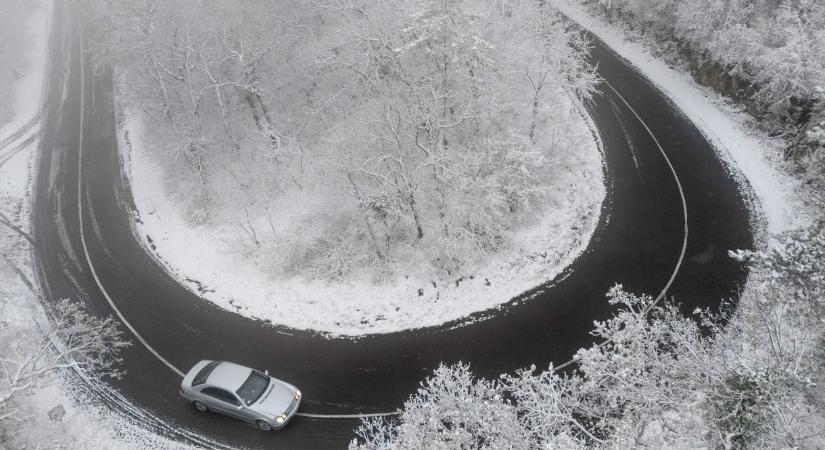 A várható hóesés előtt figyelmeztetik az autósokat