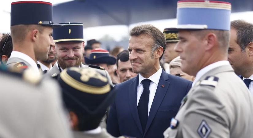 A bukás szélén: furkósbottal kergetnék el Macront