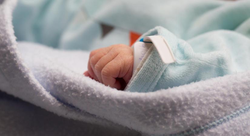 690 grammal született koraszülött lányt engedtek haza a Honvédkórházból