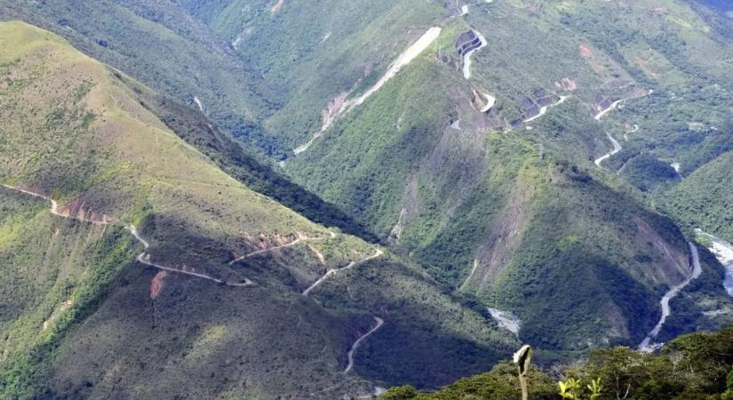 Halálos kanyarok és szédítő szakadékok: összegyűjtöttük a világ legveszélyesebb szerpentinjeit