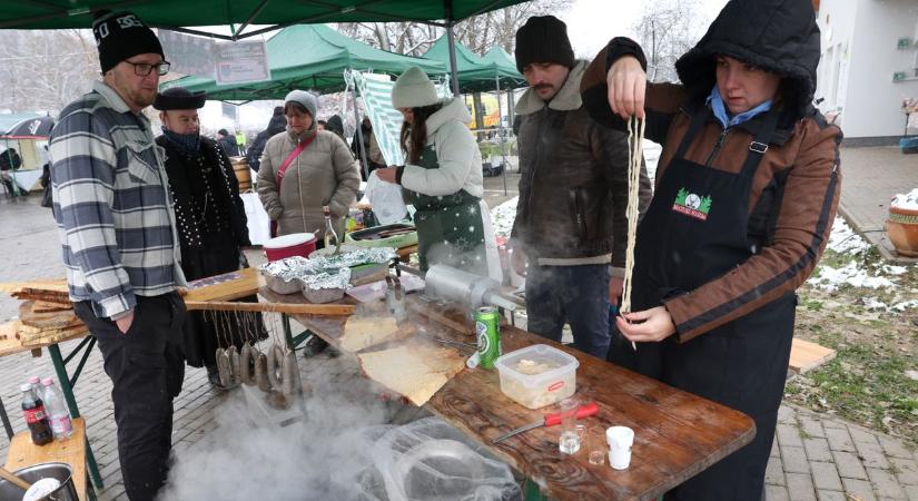 A szakadó hó sem tántorította el a hurka szerelmeseit, Szennában a hurkaront is megkóstolhatták