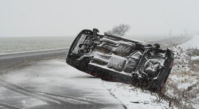 Akadozik a forgalom a 61-esen, oldalára borult egy autó