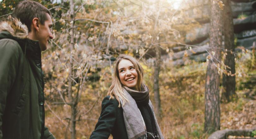 „Egy biztos hátteret, egy otthont, ahova hazatérhetek” – Férfiakat kérdeztünk, mit várnak a szerelemben