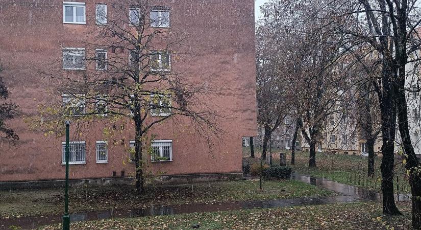 Újra táncolnak a pelyhek – szombat délutáni hóesés Dunaújvárosban