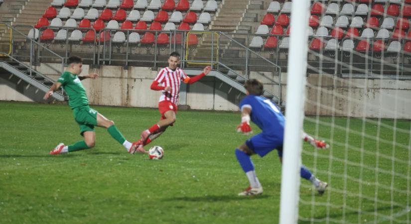 Győzelemmel köszöntötték legendás elődeiket a dunaújvárosi focisták (videóval, galériával)