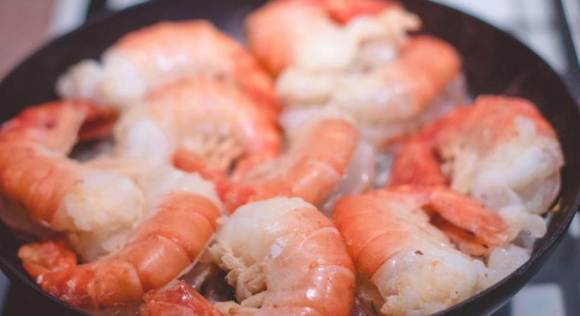Soha ne tegyél olajat a garnéla alá sütés közben – a sztárséf trükkjét érdemes ellopni