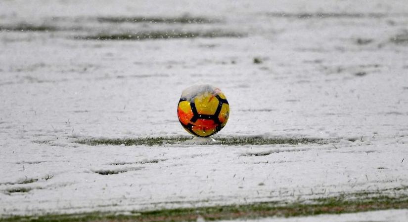 A játékosok helyett hóember a pályán – elképesztő körülmények Sellyén