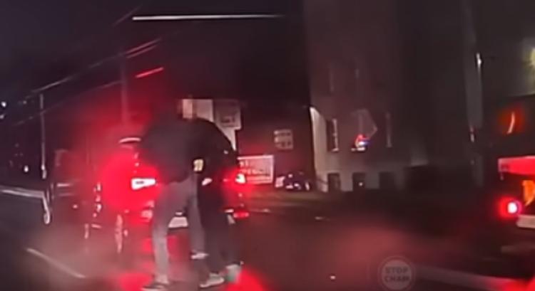 Lement a roló két autósnál, videón a látványos bunyójuk