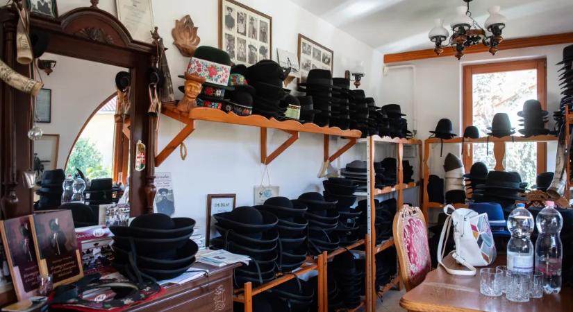 Átvették a családi vállalkozást, hogy megmentsék a baseballsapkától a magyar népviseletet