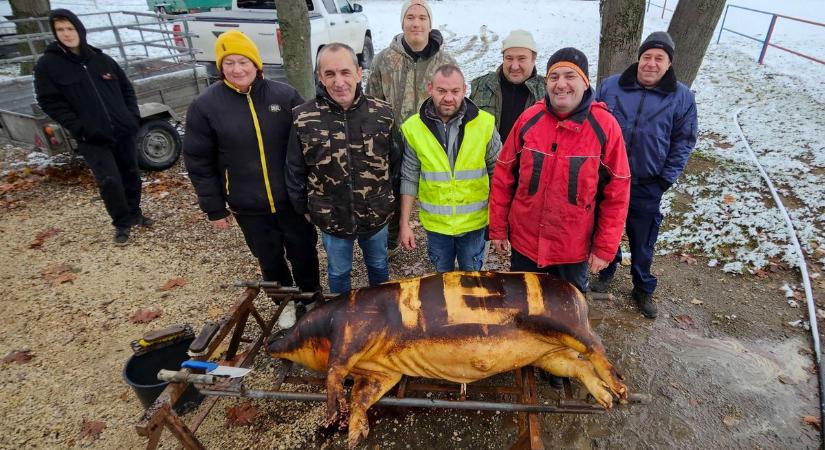 Hó ropogott, hurka sült: régi időket idézett a téti disznóvágás - fotók, videó