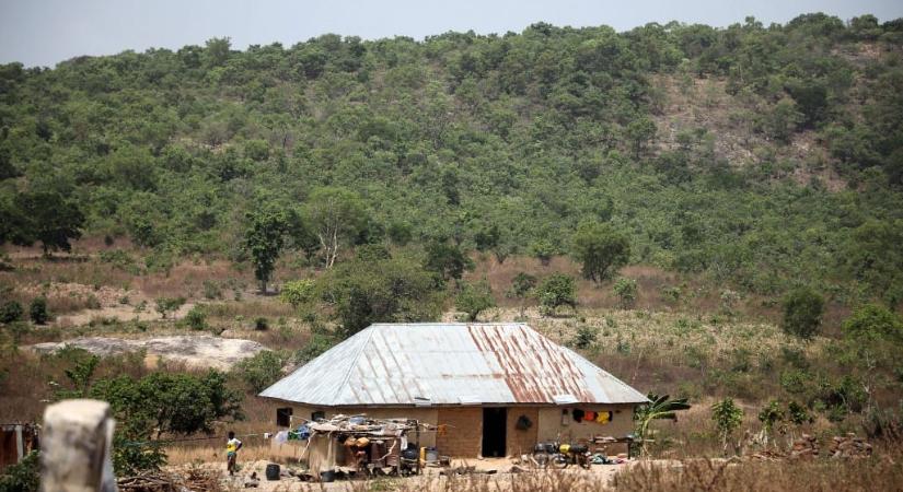 Több mint 300 diákot és tanárt hurcoltak el emberrablók egy nigériai katolikus iskolából
