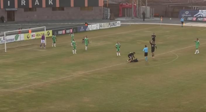 Ketrecharcosoknál is ritka, hogy úgy fejbe térdeljenek valakit, ahogy egy focistát leterített a kapus