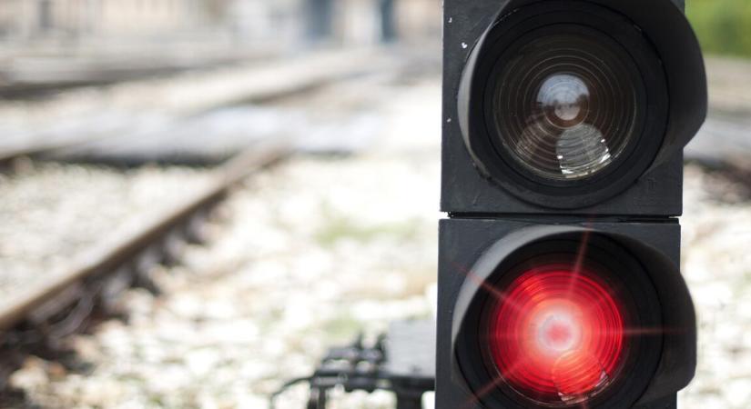 Tragédia a vasúti átjáróban – 5 éves gyermek vesztette életét a nagybátyja miatt