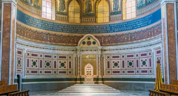 Ebben a templomban van a pápai trón – nem a Vatikánban található