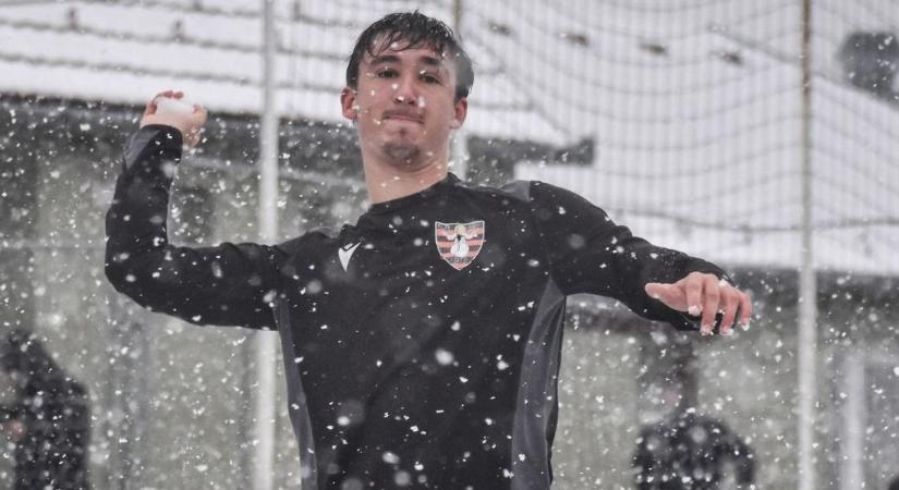 A hógolyók mellett azért a labda is előkerült a vidám tréningen (galéria)