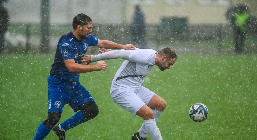 Félbeszakadt a bajnoki rangadó, hátrányból nyert az újonc (galéria)