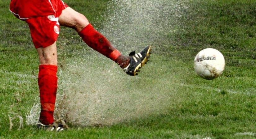 Félbeszakadt a bajnoki, miután mentő vitte el az egyik futballistát