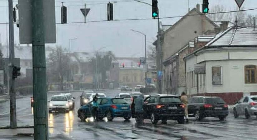 Folytatódik: két autó ütközött a pécsi belvárosban
